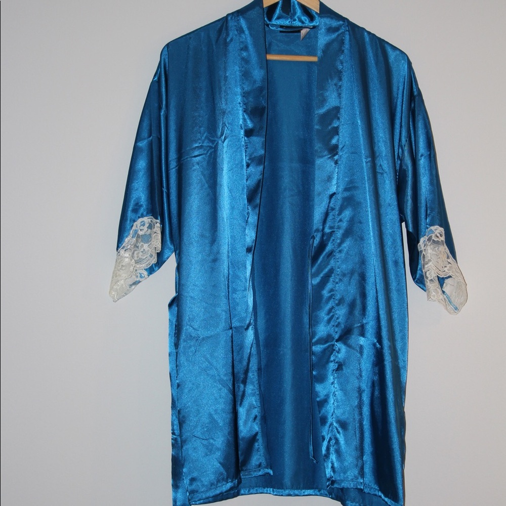 Blue knee length kimono robe with lace trim